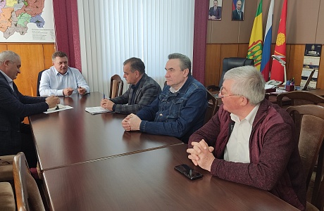Глава Мокшанского района Н.Н.Тихомиров провёл совещание по вопросам подготовки и проведения майских праздников Глава Мокшанского района Н.Н.Тихомиров провёл совещание по вопросам подготовки и проведения майских праздников