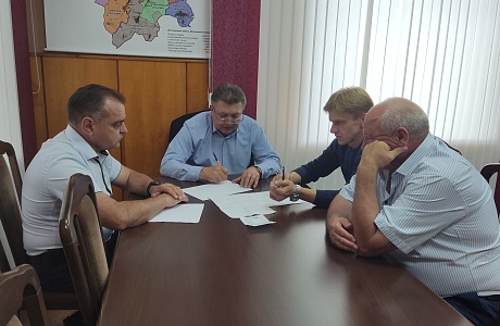 Глава Мокшанского района Н.Н.Тихомиров провел совещание по вопросу содержания дорог в летний период.
