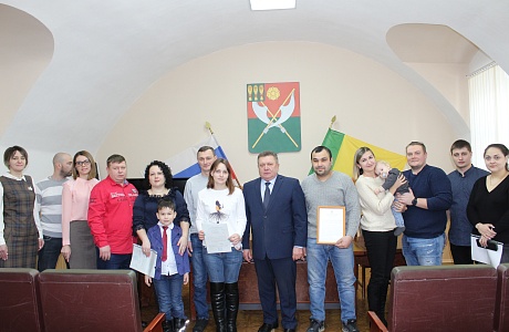 Сегодня, 19 января, произошло событие радостное и долгожданное — вручение губернаторских жилищных сертификатов молодым семьям! 