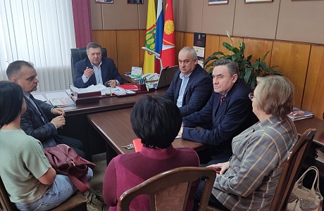 05.04.2023 глава Мокшанского района Н.Н.Тихомиров провел рабочее совещание по благоустройству в районе.