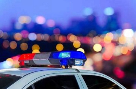 Сотрудники полиции устанавливают обстоятельства дорожно-транспортных происшествия 
