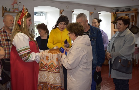 ГОСТИ ИЗ СТОЛИЦЫ И ДРУГИХ ГОРОДОВ РОССИИ ПОСЕТИЛИ МУЗЕЙ ПИСАТЕЛЯ А.Г. МАЛЫШКИНА