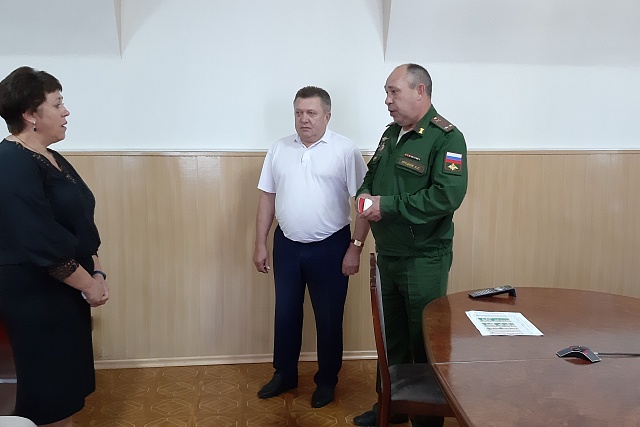 18 августа 2023г., глава Мокшанского района Н.НТихомиров и военный комиссар Бессоновского и Мокшанского районов А.С.Пруцков вручили матери погибшего при исполнении воинского долга медаль Министерства обороны Российской Федерации «За воинскую доблесть» II 18 августа 2023г., глава Мокшанского района Н.НТихомиров и военный комиссар Бессоновского и Мокшанского районов А.С.Пруцков вручили матери погибшего при исполнении воинского долга медаль Министерства обороны Российской Федерации «За воинскую доблесть» II