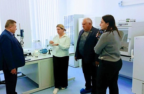 Глава Мокшанского района Тихомиров Н.Н. посетили новую лабораторию Русмолко - ООО «Центр управления качеством».