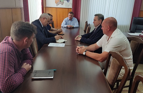 Глава Мокшанского района Н.Н.Тихомиров провел рабочее совещание.