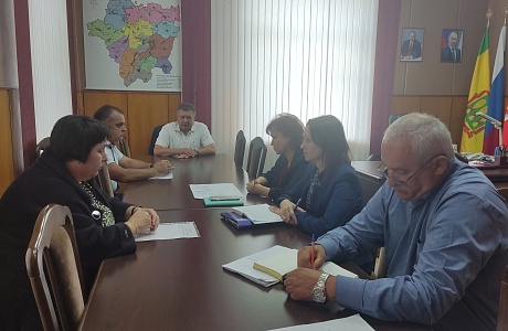 Глава Мокшанского района Н.Н.Тихомиров провел еженедельное оперативное совещание