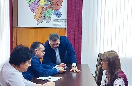 Глава администрации Мокшанского района Н.Н.Тихомиров провел рабочее совещание по благоустройству вновь построенных объектов на территории Мокшанского района.
