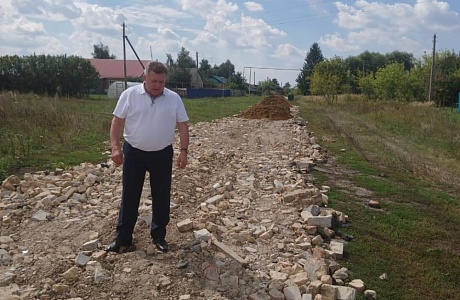Глава Мокшанского района Н.Н.Тихомиров проконтролировал ход выполненных работ на участке дороги с. Успенское.
