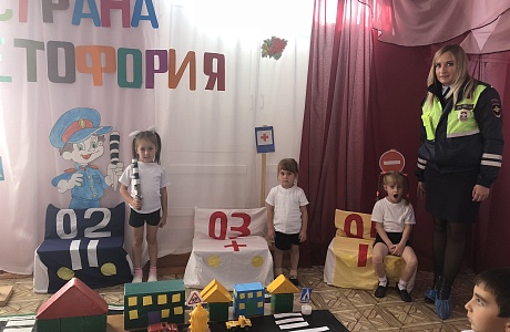 В Мокшанском районе Пензенской области  сотрудники Госавтоинспекции с воспитанниками старшей группы детского сада с. Нечаевка провели игру "Юный пешеход"
