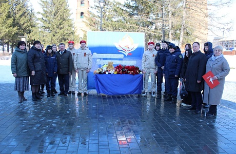 Жители Мокшана собрались в сквере по улице Поцелуева, чтобы возложить цветы и зажечь лампады в память о погибших при теракте в «Крокус Сити Холле».  