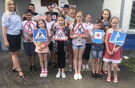 05 июля 2018г в районной библиотеке прошел звездный час «В стране дорожных знаков» по правилам дорожного движения.