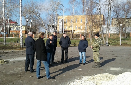Глава администрации Мокшанского района Н.Н. Тихомиров провёл рабочую планёрку с подрядчиком организации ИП Солодков А.В. на территории сквера по ул. Садовая/Советская в р.п. Мокшан, по вопросу завершения запланированных работ программы "Формирование комфо Глава администрации Мокшанского района Н.Н. Тихомиров провёл рабочую планёрку с подрядчиком организации ИП Солодков А.В. на территории сквера по ул. Садовая/Советская в р.п. Мокшан, по вопросу завершения запланированных работ программы "Формирование комфо