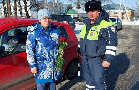 Сотрудники Госавтоинспекции в р.п. Мокшан провели акцию «Цветы для автоледи» Сотрудники Госавтоинспекции в р.п. Мокшан провели акцию «Цветы для автоледи»