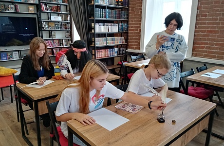 Для участников объединения добровольцев "Волонтеры культуры" Мокшанская районная библиотека 16 октября организовала мастер-класс по созданию видеоролика «Библиотека! Мотор! Снято!».