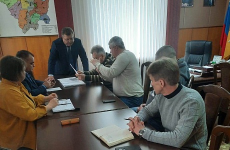 Глава администрации Мокшанского района провел рабочее совещание по вопросу ремонта здания Районного дома культуры.