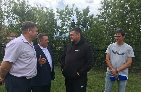 Глава Мокшанского района Н.Н. Тихомиров провел рабочую планерку в МБОУ СОШ №1 р.п. Мокшан, где ведется строительство  многофункциональной спортивной площадки в рамках социального проекта "Газпром - детям"
