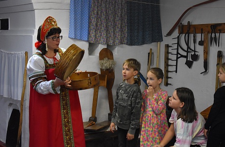 "СОЛНЫШКИ " ЗНАКОМЯТСЯ С РУССКИМ НАРОДНЫМ БЫТОМ