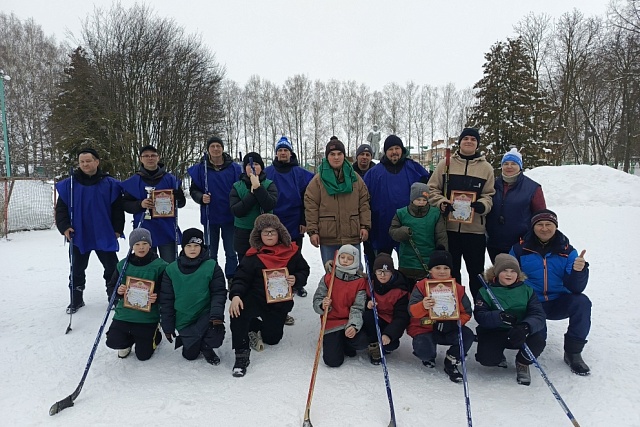 Прошел турнир по «хоккею в валенках»