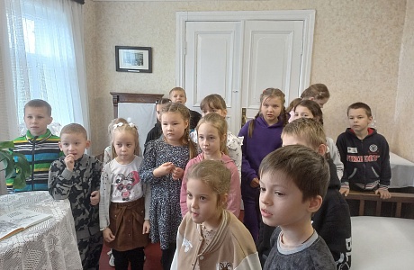 Сегодня посетителями Дома писателя стали воспитанники лагеря "Город здоровья" МБОУ СОШ №1 Сегодня посетителями Дома писателя стали воспитанники лагеря "Город здоровья" МБОУ СОШ №1