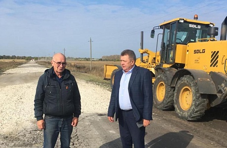 Глава Мокшанского района Н.Н.Тихомиров с рабочим визитом посетил автодорогу Нечаевка - Отрадный.