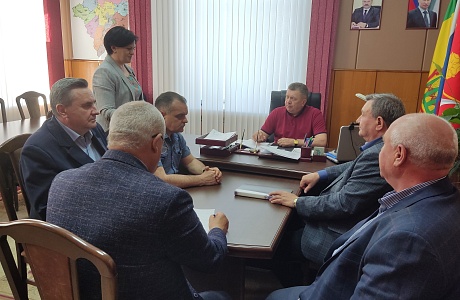 05.04.2023 глава Мокшанского района Н.Н.Тихомиров провел рабочее совещание по благоустройству в районе.