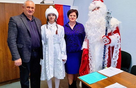 26 .12 .2023 года, в преддверии самого ожидаемого и любимого праздника с Наступающим Новым годом сотрудников администрации Мокшанского района поздравили юные Дед Мороз и Снегурочка - активисты движения «Движение Первых».