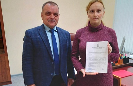 19 октября 2022 года и.о.главы администрации Мокшанского района С.В.Кривенков вручил Свидетельство о праве на единовременную денежную выплату в размере 110 000 рублей многодетной малообеспеченной семье 19 октября 2022 года и.о.главы администрации Мокшанского района С.В.Кривенков вручил Свидетельство о праве на единовременную денежную выплату в размере 110 000 рублей многодетной малообеспеченной семье