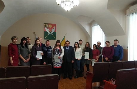 В четверг, 24 января 2019 года, глава администрации Мокшанского района Н.Н. Тихомиров вручил губернаторские жилищные сертификаты молодым семьям с детьми. В четверг, 24 января 2019 года, глава администрации Мокшанского района Н.Н. Тихомиров вручил губернаторские жилищные сертификаты молодым семьям с детьми.