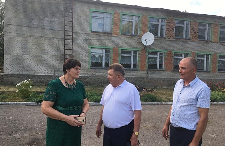 Глава Мокшанского района Н.Н.Тихомиров с рабочим визитом осмотрел территорию школ в с.Потьма и с.Чернозерье . Глава Мокшанского района Н.Н.Тихомиров с рабочим визитом осмотрел территорию школ в с.Потьма и с.Чернозерье .