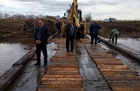Глава Мокшанского района Н.Н.Тихомиров с рабочим визитом посетил мост на п.Заводской Чернозерского сельсовета.