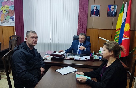 Глава Мокшанского района Н.Н.Тихомиров провёл встречу с представителем казачьего общества А.А.Муравлевым. Глава Мокшанского района Н.Н.Тихомиров провёл встречу с представителем казачьего общества А.А.Муравлевым.