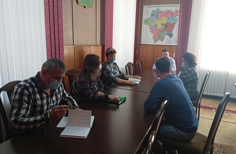 Глава администрации Мокшанского района Н.Н.Тихомиров провел совещание по предоставлению помещения для отделения «Почты России» в с. Плёсс.