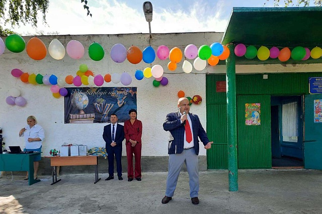 2 сентября депутат, заместитель председателя, руководитель депутатского объединения партии"Единая Россия" в Собрании представителей Мокшанского района - Алексей Елисеев принял участие в торжественной линейке в МБОУ ООШ п. Красное Польцо в с. Богородское. 2 сентября депутат, заместитель председателя, руководитель депутатского объединения партии"Единая Россия" в Собрании представителей Мокшанского района - Алексей Елисеев принял участие в торжественной линейке в МБОУ ООШ п. Красное Польцо в с. Богородское.