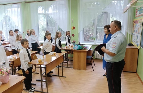 В день знаний сотрудники Госавтоинспекции посетили образовательные организации Мокшанского района. В день знаний сотрудники Госавтоинспекции посетили образовательные организации Мокшанского района.