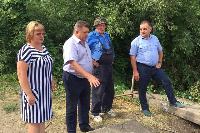 Глава администрации Мокшанского района Н.Н.Тихомиров провел выездное совещание в с.Чернозерье по ремонту участка дороги.