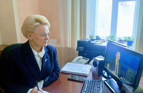 Исполняющий полномочия главы Мокшанского района Решетченко А.В. просмотрела прямую линию Президента России.