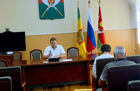 Глава Мокшанского района Н.Н. Тихомиров провел очередное плановое совещание