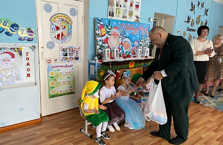Депутат, заместитель председателя, руководитель депутатского объединения партии "ЕДИНАЯ РОССИЯ" в Собрании представителей Мокшанского района - Алексей Елисеев был приглашён на утренник в детский сад "Ягодка" с. Симбухово.