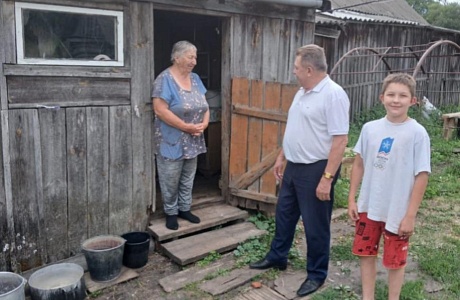Во время рабочей поездки в поселок Красный Кордон глава Мокшанского района навестил жительницу поселка 