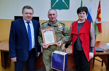 В преддверии Дня защитника Отечества, 22 февраля, наградил Благодарностью Главы Мокшанского района участника специальной военной операции Дмитрия Кусакина из села Нечаевка.